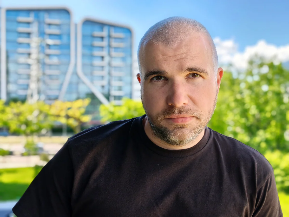 Human subjects, main camera (2x): Portrait mode - 46mm, f/1.7, ISO 50, 1/426s (4096x3072px)
